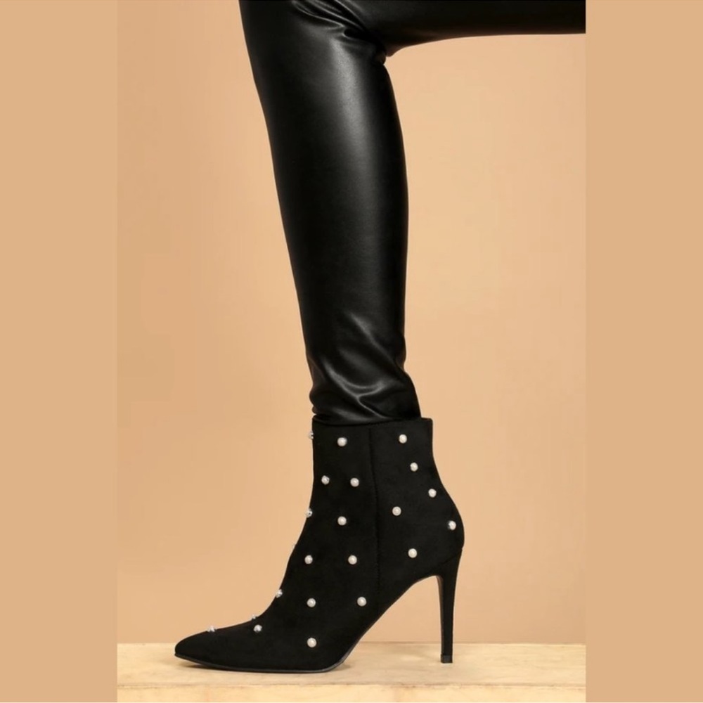 Lulu’s Black Pearl Pointed Toe Ankle Booties - 6